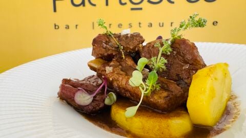 Receta: costillas de cerdo estofadas con patatas confitadas al Romero