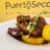 Receta: costillas de cerdo estofadas con patatas confitadas al Romero