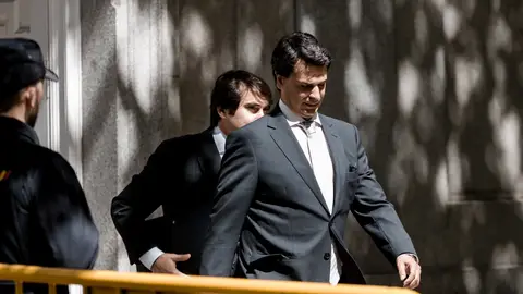 El novio de Ayuso cargó ante el juez contra los que le llaman "defraudador confeso": "Ha sido un destrozo" El novio de Ayuso cargó ante el juez contra los que le llaman "defraudador confeso": "Ha sido un destrozo"