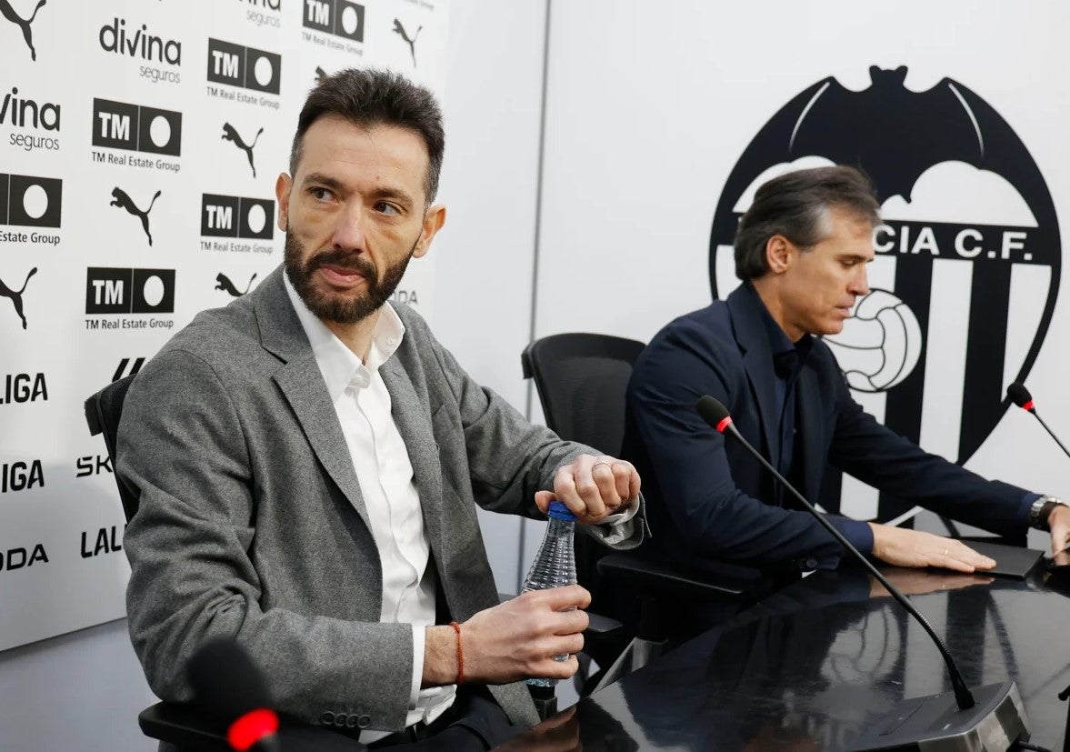 Una cumbre en Singapur que refuerza a Corberán ante el director deportivo Una cumbre en Singapur que refuerza a Corberán ante el director deportivo