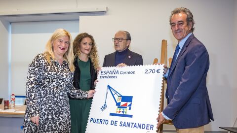 El consejero de Industria, Javier L&oacute;pez Marcano; el presidente de la Autoridad Portuaria, Francisco Mart&iacute;n; la responsable de Correos, Leire D&iacute;ez; y la delegada del Gobierno, Ainoa Qui&ntilde;ones, en la presentaci&oacute;n del sello del 150 aniversario del puerto.