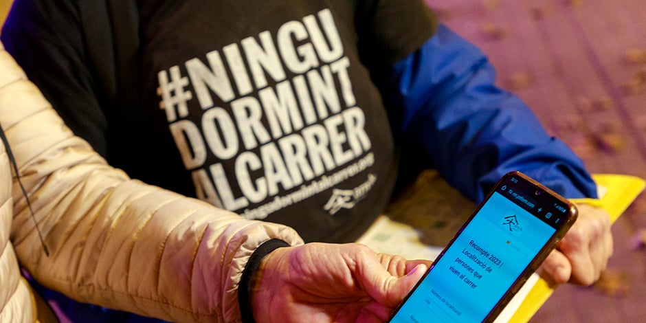 Arrels vol saber com viuen les persones que estan al carrer Arrels vol saber com viuen les persones que estan al carrer