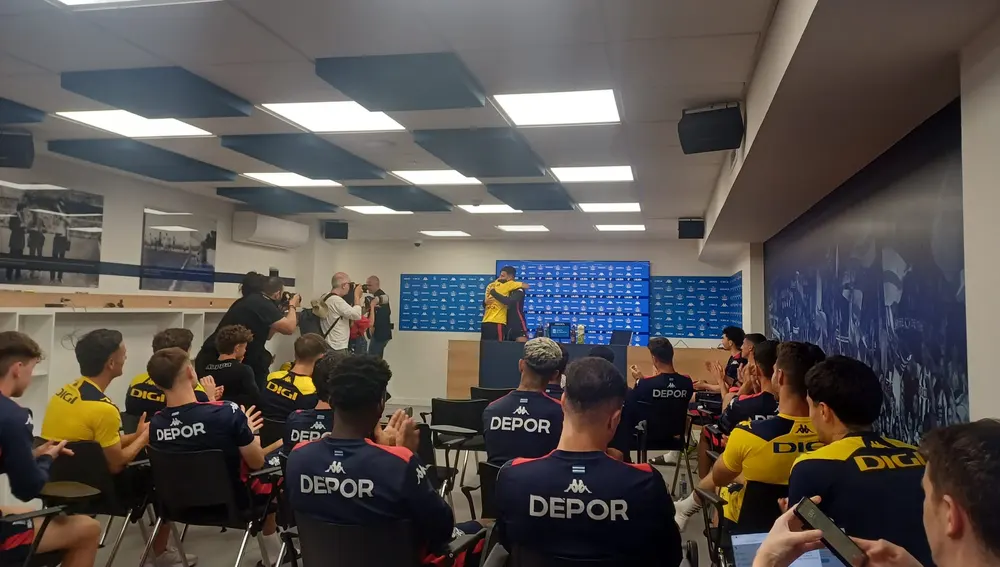 Abrazo de Pablo Martínez a Jaime Sánchez Abrazo de Pablo Martínez a Jaime Sánchez