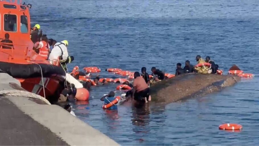 Momento en el que el cayuco ha volcado en el puerto de La Restringa (El Hierro)