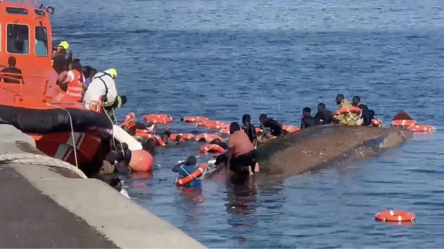 Momento en el que el cayuco ha volcado en el puerto de La Restringa (El Hierro) Momento en el que el cayuco ha volcado en el puerto de La Restringa (El Hierro)