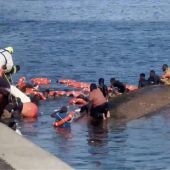 Momento en el que el cayuco ha volcado en el puerto de La Restringa (El Hierro)