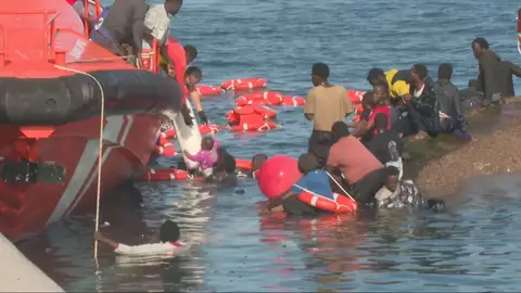 Momento del rescate de los migrantes tras volcar el cayuco en El Hierro. Momento del rescate de los migrantes tras volcar el cayuco en El Hierro.