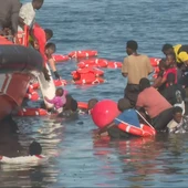 Momento del rescate de los migrantes tras volcar el cayuco en El Hierro. Momento del rescate de los migrantes tras volcar el cayuco en El Hierro.