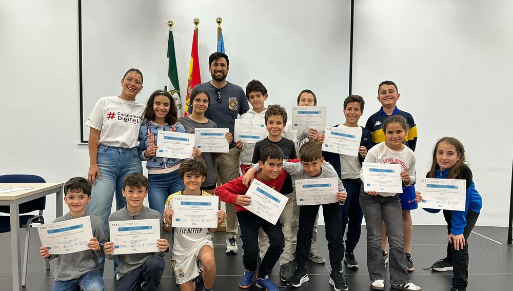 Alumnos con los diplomas del Campamento Digital Alumnos con los diplomas del Campamento Digital