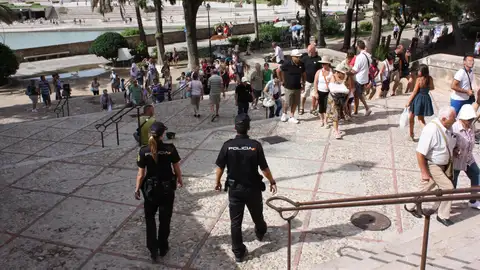 Agentes de la Policía Nacional patrullan en las inmediaciones de la Catedral de Mallorca para la prevención de delitos, principalmente contra los carteristas que abordan a turistas Agentes de la Policía Nacional patrullan en las inmediaciones de la Catedral de Mallorca para la prevención de delitos, principalmente contra los carteristas que abordan a turistas
