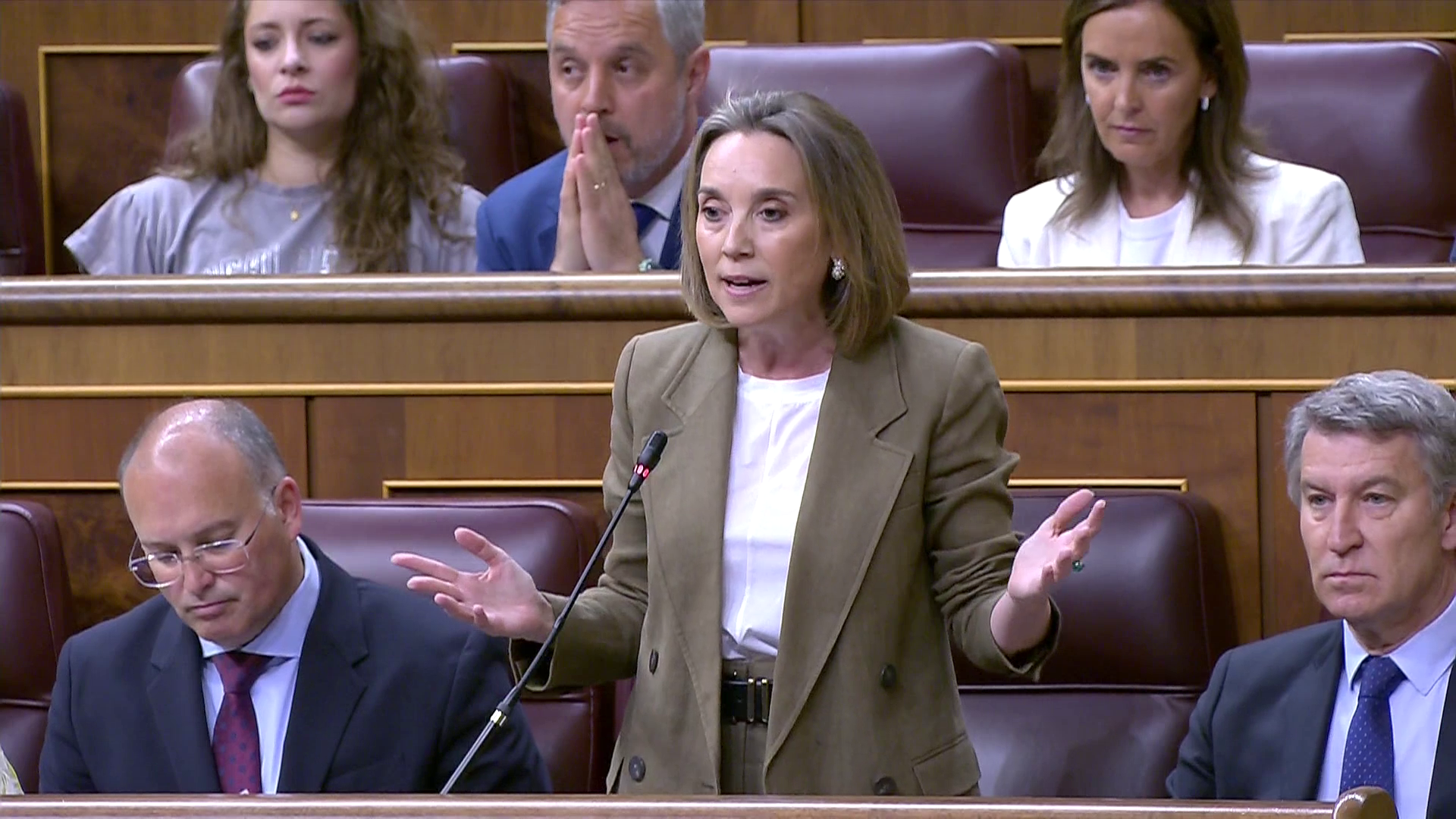 Gamarra critica la huida de Sánchez y le advierte a Yolanda Díaz: "Ustedes caerán juntos" Gamarra critica la huida de Sánchez y le advierte a Yolanda Díaz: "Ustedes caerán juntos"