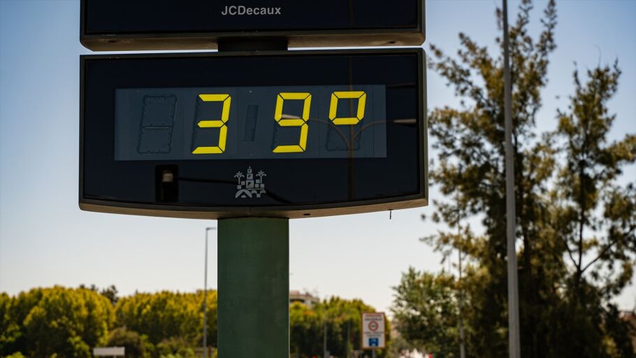 Term&oacute;metro con una temperatura de 39&ordf;C 