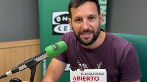 El m&eacute;dico forense Borja Moreno con su primer libro en la mesa de Onda Cero