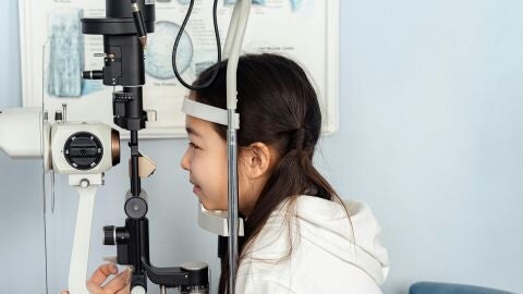 Una niña en una revisión oftalmológica Una niña en una revisión oftalmológica