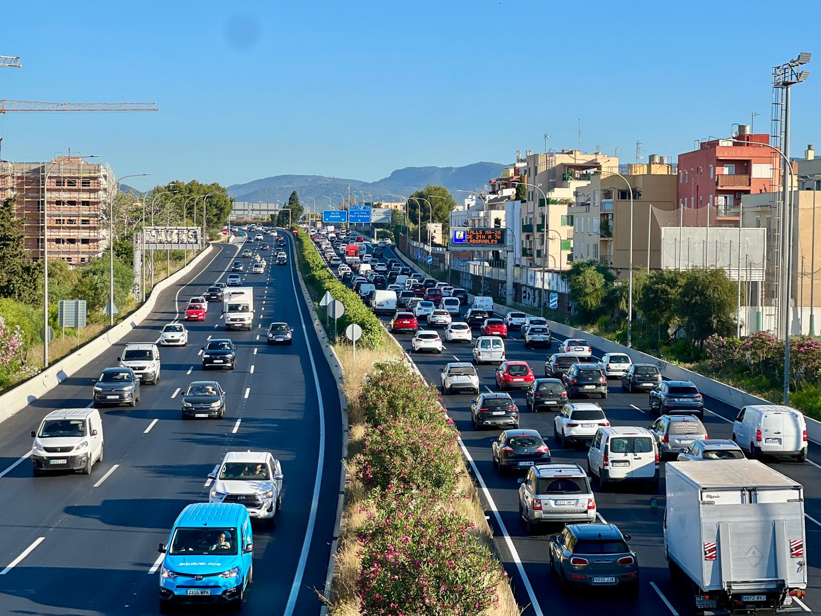Una colisión en la Vía de Cintura de Palma deja un motorista herido grave, al parecer, por la inundación de una tubería rota Una colisión en la Vía de Cintura de Palma deja un motorista herido grave, al parecer, por la inundación de una tubería rota