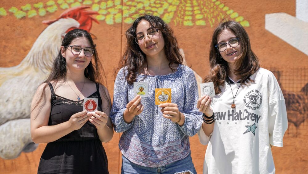 Se han creado adhesivos e imanes ilustrados por alumnos del IES Marc Ferrer con versos del cantador Pep Simon.