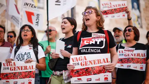 Los sindicatos convocantes de la huelga general del 29 de mayo (CGT, CNT, Intersindical y COS) se concentran ante Les Corts Valencianes para pedir el apoyo de los partidos políticos a la huelga Los sindicatos convocantes de la huelga general del 29 de mayo (CGT, CNT, Intersindical y COS) se concentran ante Les Corts Valencianes para pedir el apoyo de los partidos políticos a la huelga