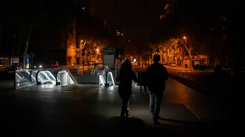 Dos personas paseando por las calles de Barcelona el día del apagón Dos personas paseando por las calles de Barcelona el día del apagón
