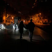 Dos personas paseando por las calles de Barcelona el día del apagón