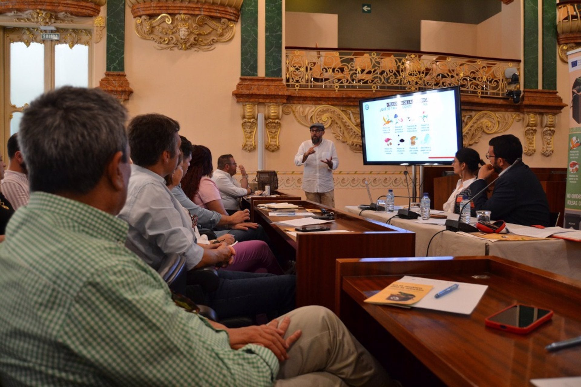 Una veintena de localidades pacenses implantarán antes de agosto el contenedor marrón para reciclar basura orgánica Una veintena de localidades pacenses implantarán antes de agosto el contenedor marrón para reciclar basura orgánica