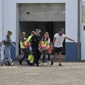 Los servicios de rescate trasladan a una de las víctimas tras la tragedia 
