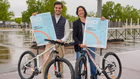 Alejandro Navarro, alcalde de Torrej&oacute;n, y Miriam Guti&eacute;rrez, edil de Turismo, en la presentaci&oacute;n del D&iacute;a de la Bici