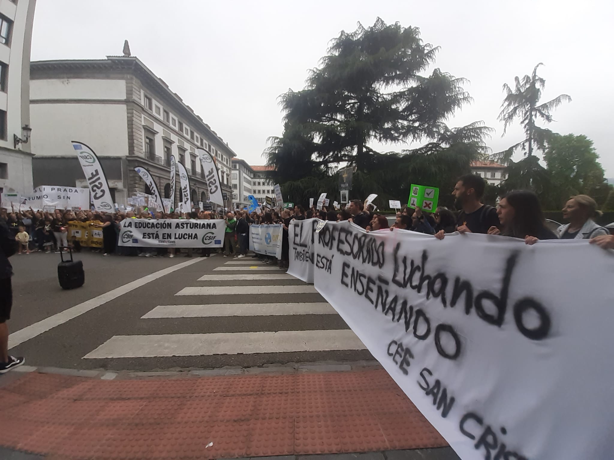 La protesta persiste pese a la suspensión de la jornada lectiva anunciada por Barbón La protesta persiste pese a la suspensión de la jornada lectiva anunciada por Barbón
