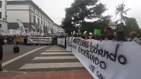 La protesta persiste pese a la suspensión de la jornada lectiva anunciada por Barbón La protesta persiste pese a la suspensión de la jornada lectiva anunciada por Barbón