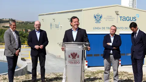 Carlos Velázquez, alcalde de Toledo junto a representantes de la empresa TAGUS. Carlos Velázquez, alcalde de Toledo junto a representantes de la empresa TAGUS.