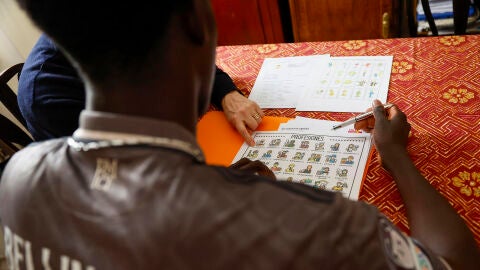 Imagen de archivo de (19/04/2025) de Oumar (d), natural de Senegal, quien lleg&oacute; a El Hierro en un cayuco en noviembre de 2023 con 16 a&ntilde;os y pas&oacute; por varios centros