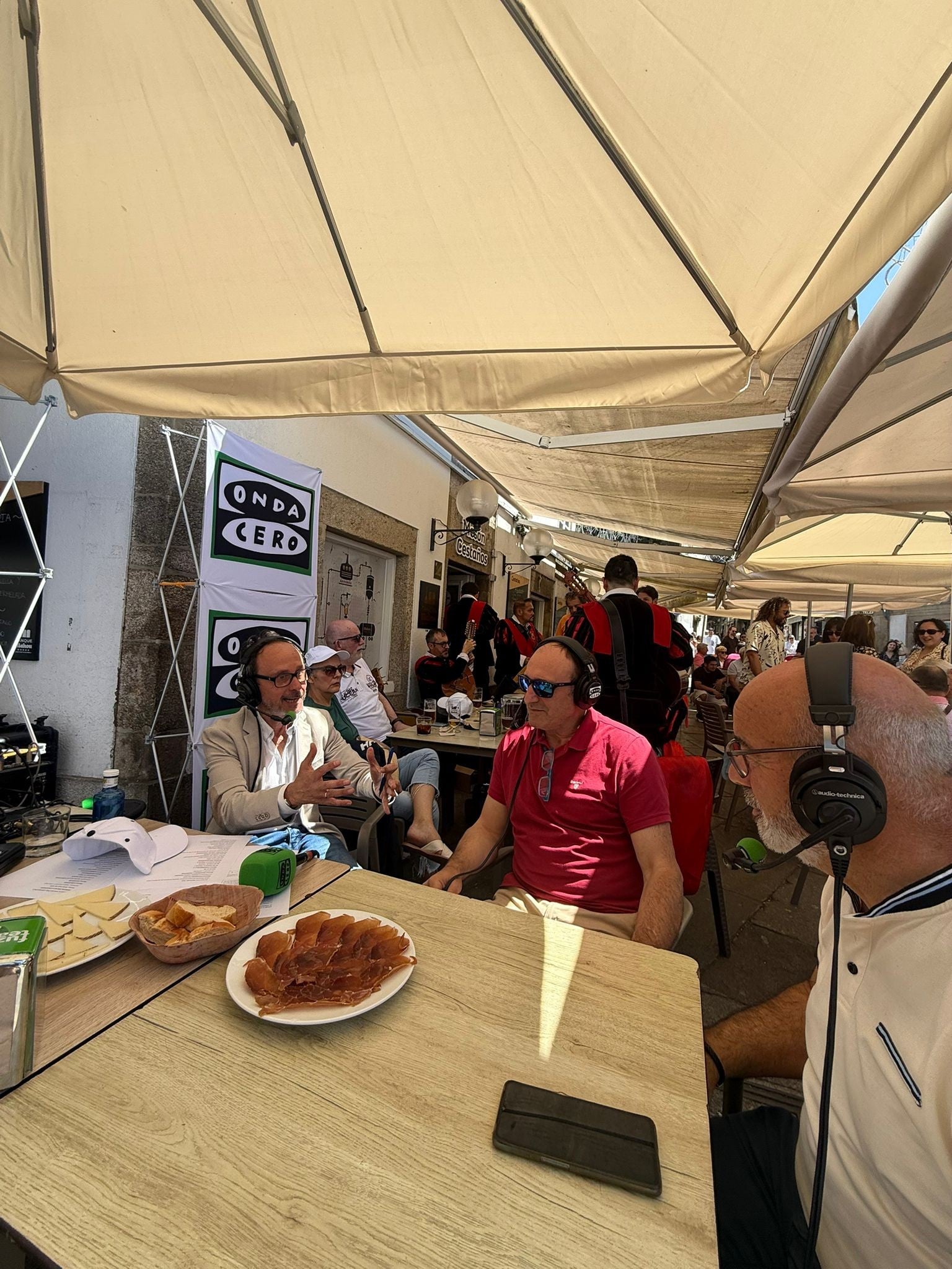 Onda Cero celebra un año más el día de la Ascensión copn un programa especial desde Porta Faxeira para disfrutar del espíritu compostelano de "as festas máis picheleiras" Onda Cero celebra un año más el día de la Ascensión copn un programa especial desde Porta Faxeira para disfrutar del espíritu compostelano de "as festas máis picheleiras"