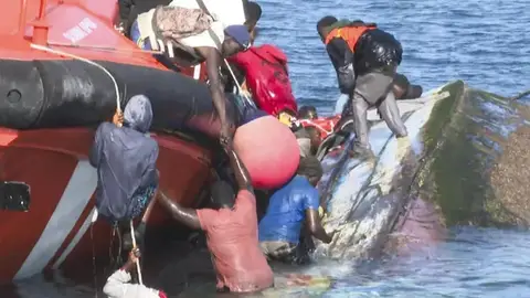 Momento del rescate de inmigrantes en la tragedia de La Restinga Momento del rescate de inmigrantes en la tragedia de La Restinga