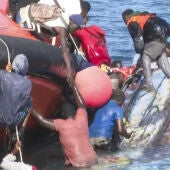 Momento del rescate de inmigrantes en la tragedia de La Restinga