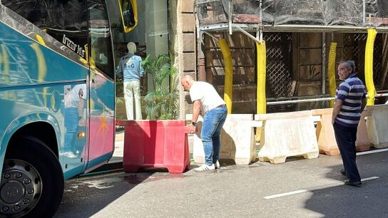 Autobús atascado en los accesos a la calle Munuza (Gijón)