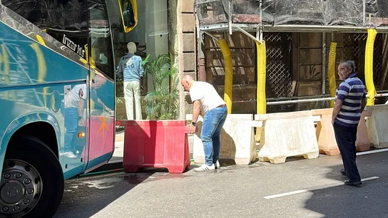 Autobús atascado en los accesos a la calle Munuza (Gijón) Autobús atascado en los accesos a la calle Munuza (Gijón)