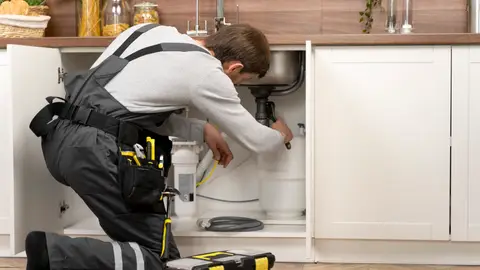 Imagen de un fontanero trabajando Imagen de un fontanero trabajando