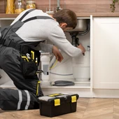 Imagen de un fontanero trabajando Imagen de un fontanero trabajando