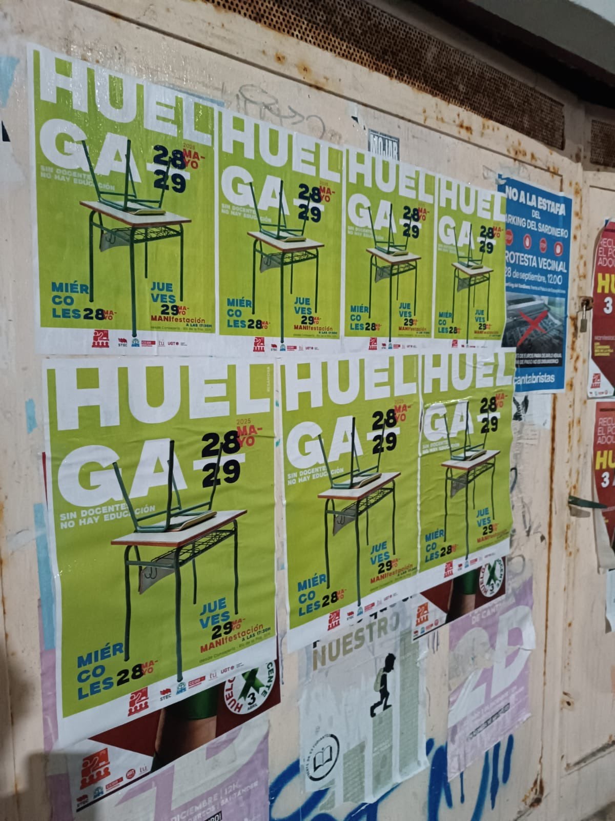 Encierros docentes y una protesta rodeando la sede de la consejería: así comienza el curso en los institutos de Cantabria Encierros docentes y una protesta rodeando la sede de la consejería: así comienza el curso en los institutos de Cantabria