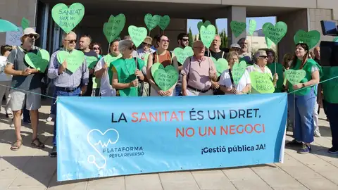 Concentración de integrantes de la Plataforma por la Reversión del Hospital del Vinalopó. Concentración de integrantes de la Plataforma por la Reversión del Hospital del Vinalopó.