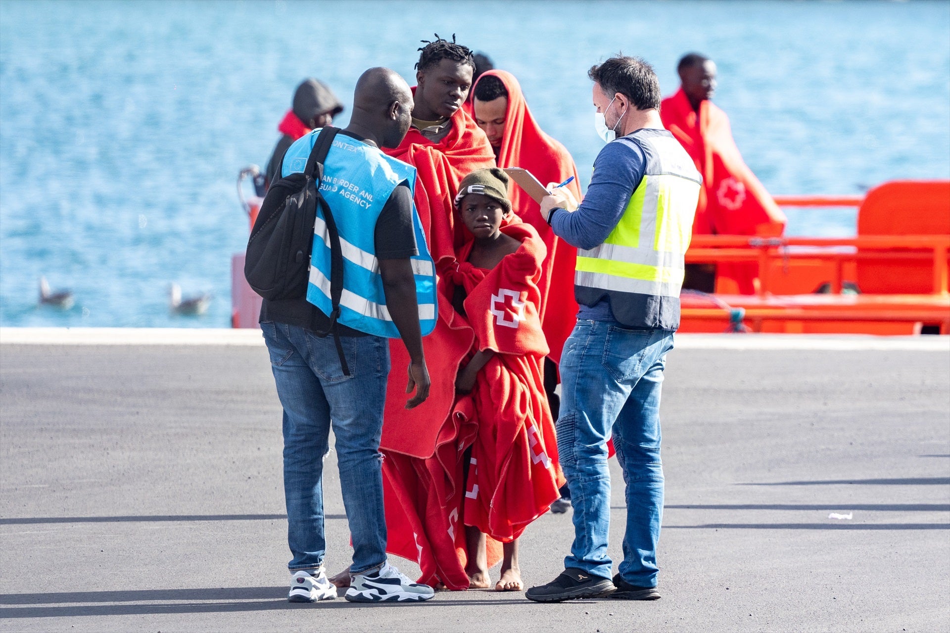 Qué pasa con los mil menores no acompañados que siguen en Canarias: el Gobierno echa balones fuera Qué pasa con los mil menores no acompañados que siguen en Canarias: el Gobierno echa balones fuera