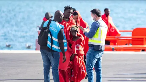 Agentes de los equipos de emergencia atienden a los migrantes en el muelle de Arrecife, a 6 de enero de 2025, en Lanzarote, Canarias (España). Agentes de los equipos de emergencia atienden a los migrantes en el muelle de Arrecife, a 6 de enero de 2025, en Lanzarote, Canarias (España).