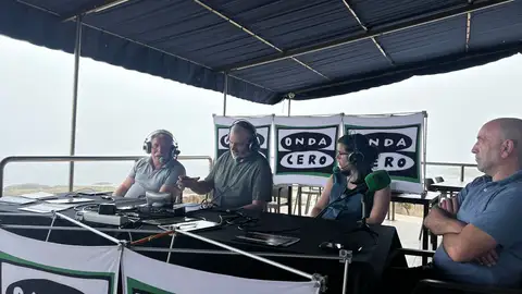 Programa especial Más de Uno provincias de Pontevedra y Ourense desde la isla de Ons Rubén Rey y los invitados en la terraza de Casa Checho