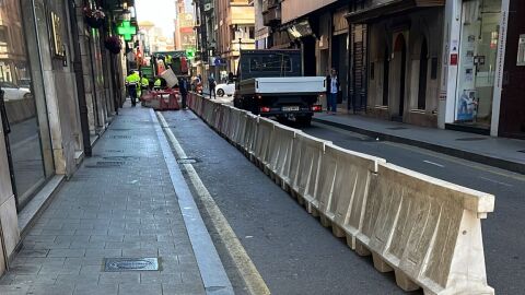 Los comerciantes de la Calle Munuza piden resolver el problema con la carga y descarga