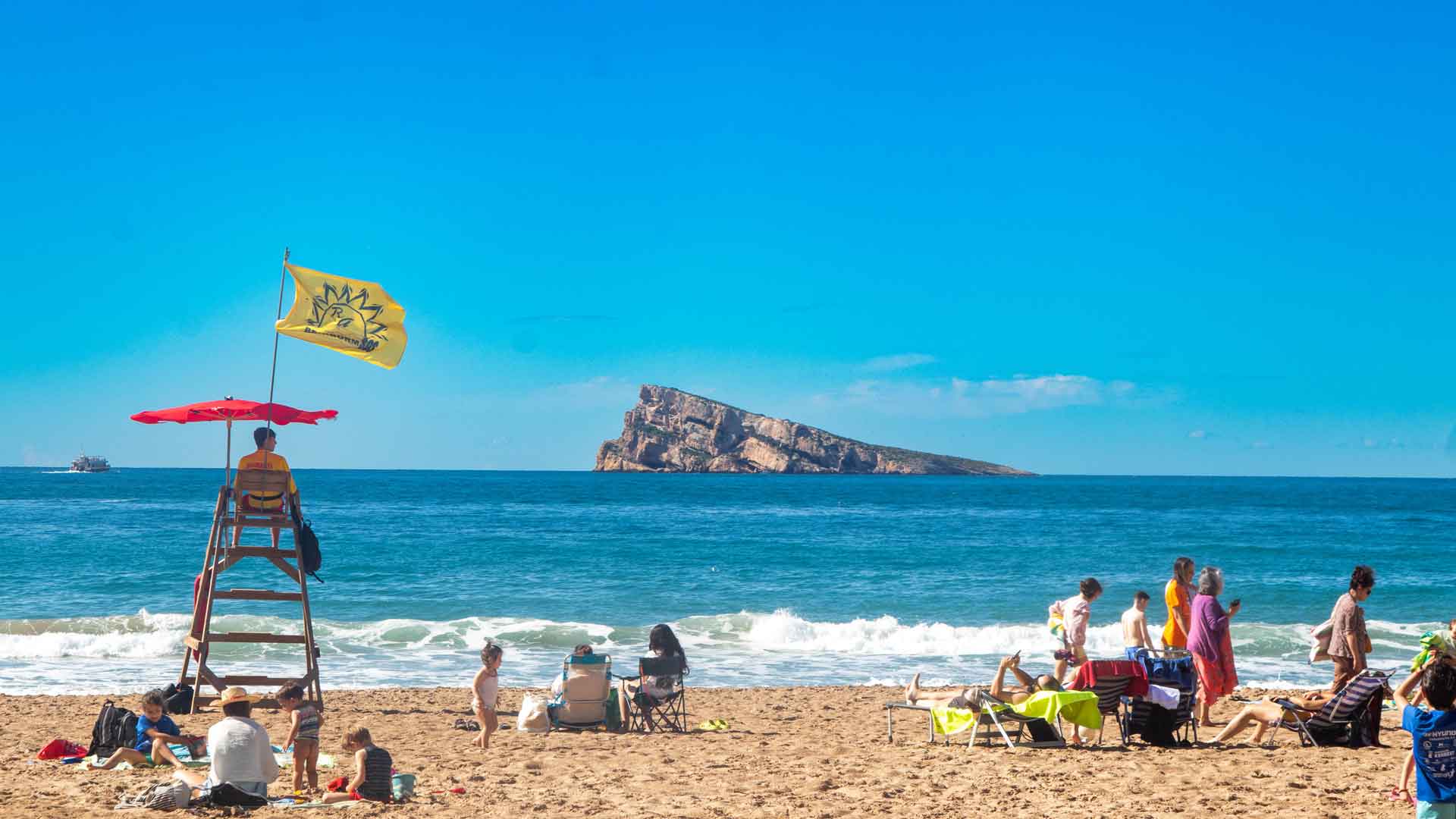 Villajoyosa y Benidorm preparan sus playas para la temporada estival Villajoyosa y Benidorm preparan sus playas para la temporada estival