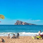 Villajoyosa y Benidorm preparan sus playas para los próximos meses estivales