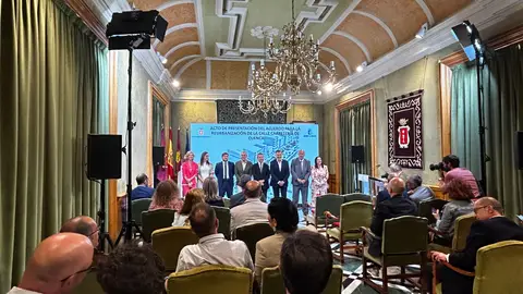 Foto de familia de la presentación del acuerdo en el salón de plenos del Ayuntamiento de Cuenca este viernes Foto de familia de la presentación del acuerdo en el salón de plenos del Ayuntamiento de Cuenca este viernes