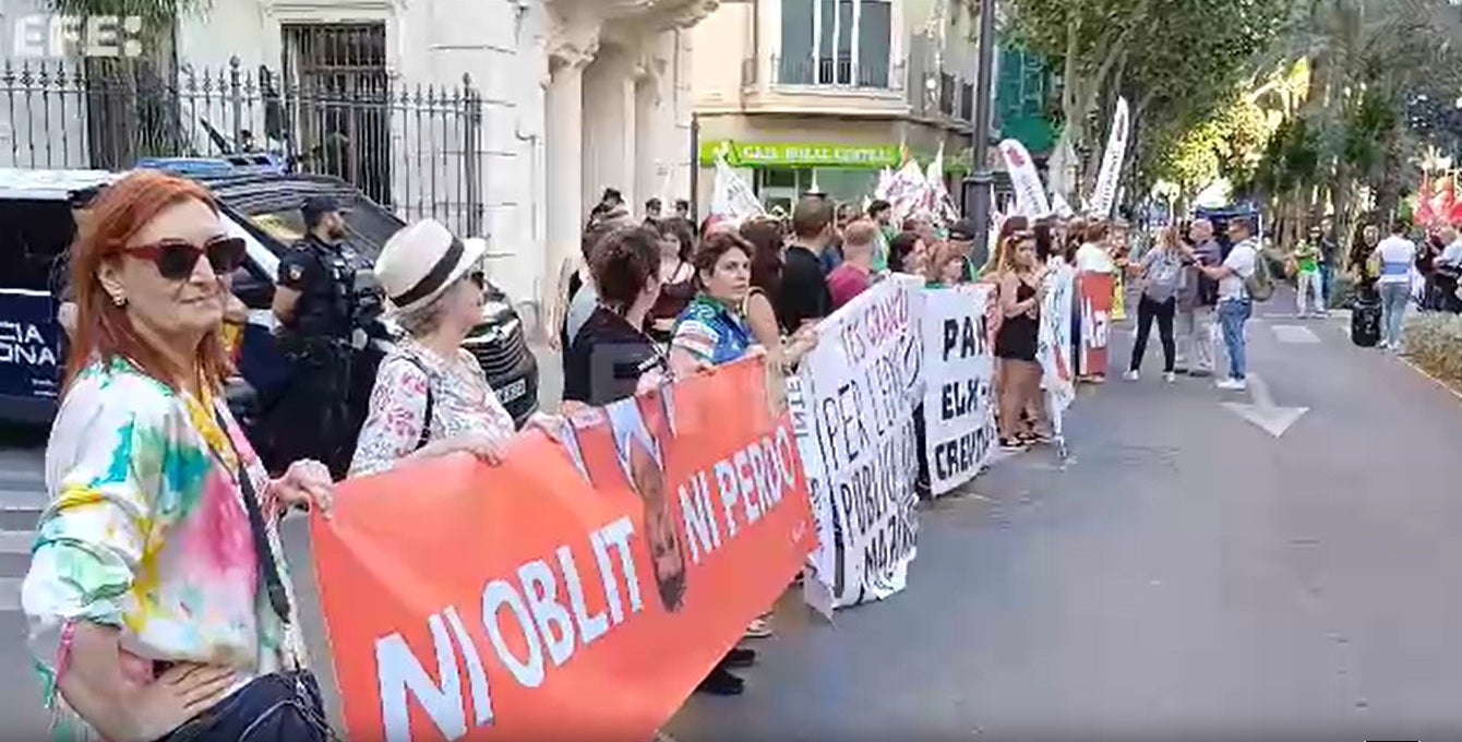 Un millar de personas pide en Alicante la dimisión de Carlos Mazón Un millar de personas pide en Alicante la dimisión de Carlos Mazón