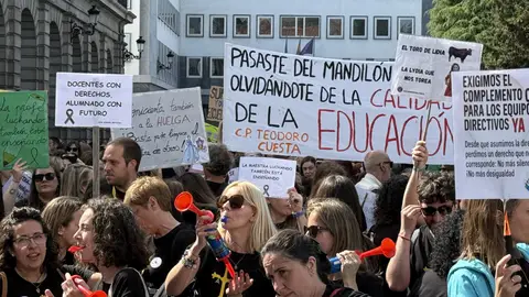 Docentes concentrados en Oviedo. Concentración educación Oviedo
