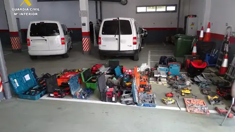La Guardia Civil desarticula un grupo criminal que se desplazaba desde Madrid y que en cuatro días perpetró más de 20 robos de herramientas en el área de Santiago La Guardia Civil desarticula un grupo criminal que se desplazaba desde Madrid y que en cuatro días perpetró más de 20 robos de herramientas en el área de Santiago