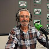 El fotógrafo Toni Fullera visita los estudios de Onda Cero Castellón. 